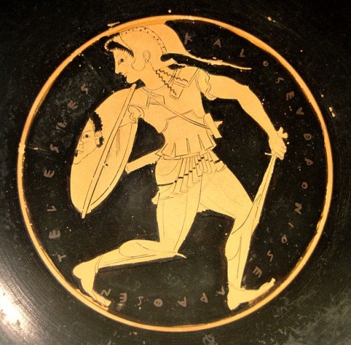 Amazone mit Helm, Schwert und Schild. Attische Trinkschale (Kylix), um 510-500 v. Chr.  © Wikimedia